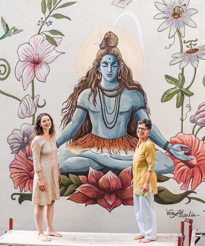 Shiva Wandbild von Vera Atlantia mit Auftraggeberin Annapurna im Yoga Studio Wien